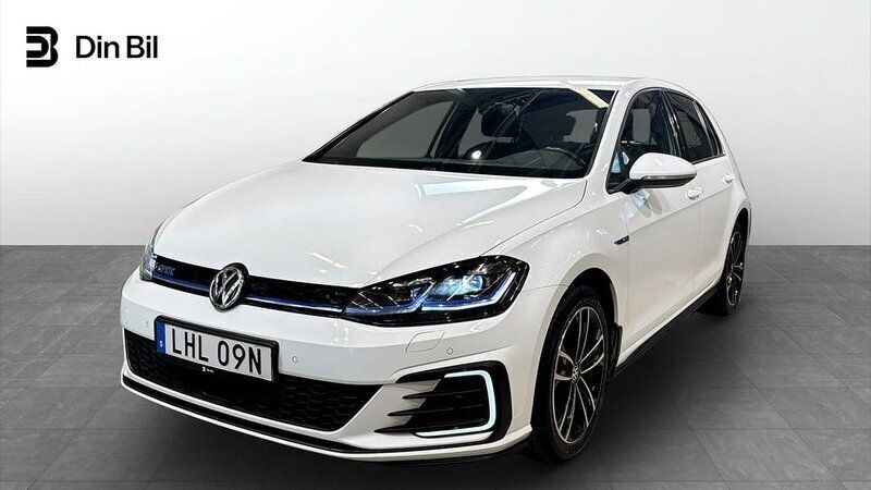 Vit Begagnad 2020 VW Golf VIII GTE Halvkombi | 229 900 kr (Marknadspris) - Bild 1/4