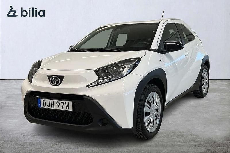 Vit Begagnad 2022 Toyota Aygo X Play SUV | 164 900 kr (Marknadspris) - Bild 1/3