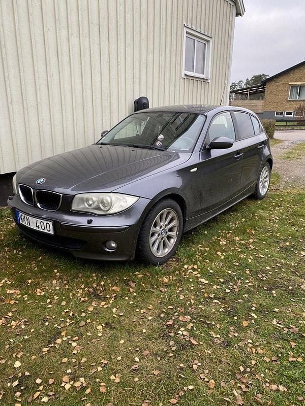 Grå Begagnad 2005 BMW 120 Advantage Halvkombi | 35 000 kr (Bra pris) - Bild 1/4