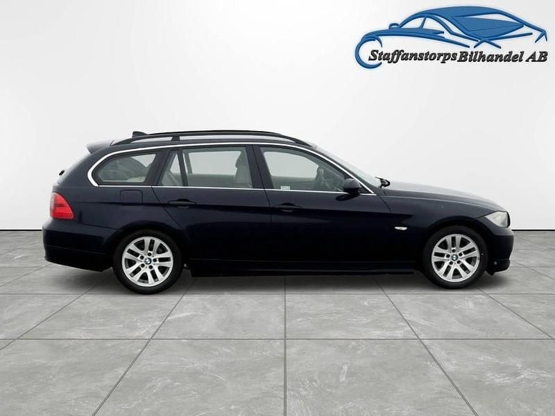 Begagnad BMW 325 Advantage 218 HK (160 kW) 2005 Blå Kombi