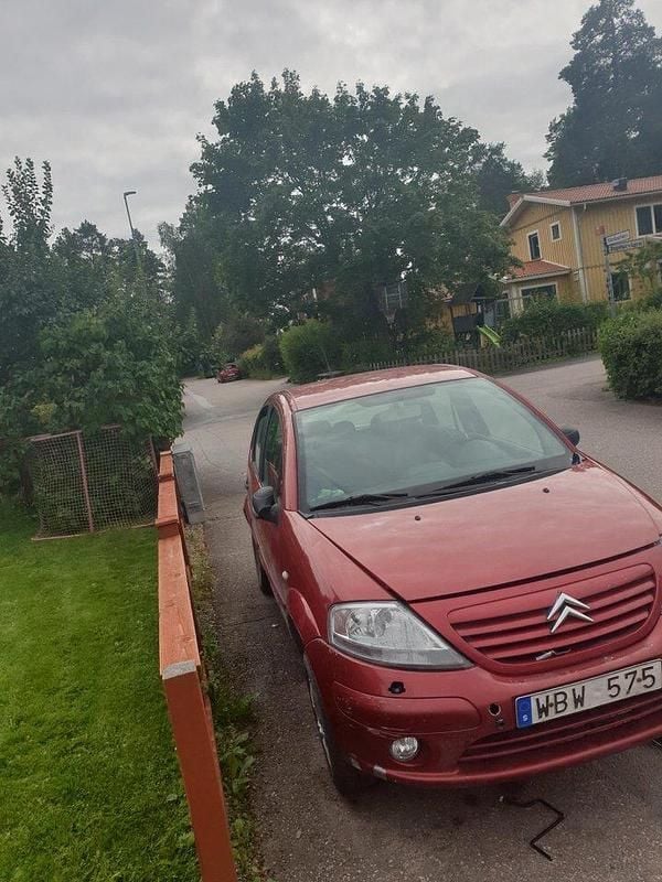 Röd Begagnad 2004 Citroën C3 Halvkombi | 4 000 kr (Bra pris) - Bild 1/3