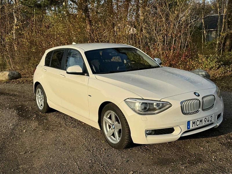 Vit Begagnad 2013 BMW 116 Urban Line Halvkombi | 89 000 kr (Marknadspris) - Bild 1/4