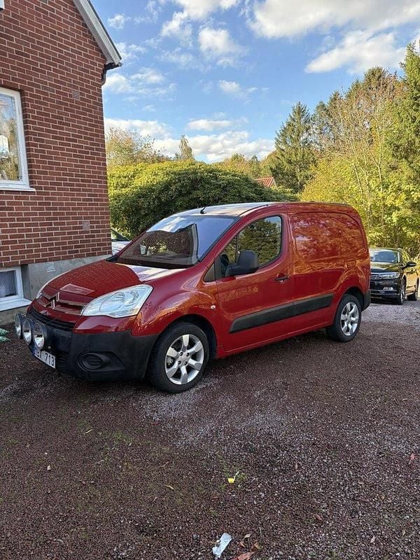 Röd Begagnad 2011 Citroën Berlingo Minibuss | 37 000 kr (Marknadspris) - Bild 1/1