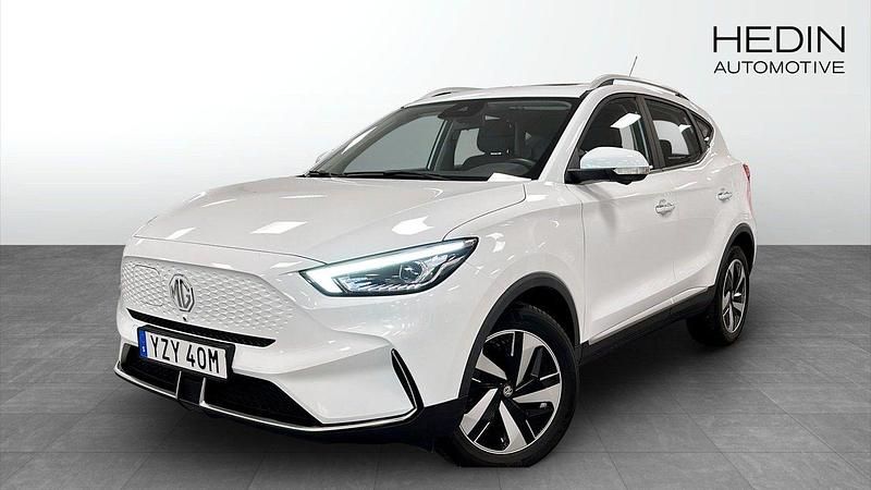 Vit (white) Begagnad 2022 MG ZS Luxury Sedan | 232 900 kr (Bra pris) - Bild 1/4