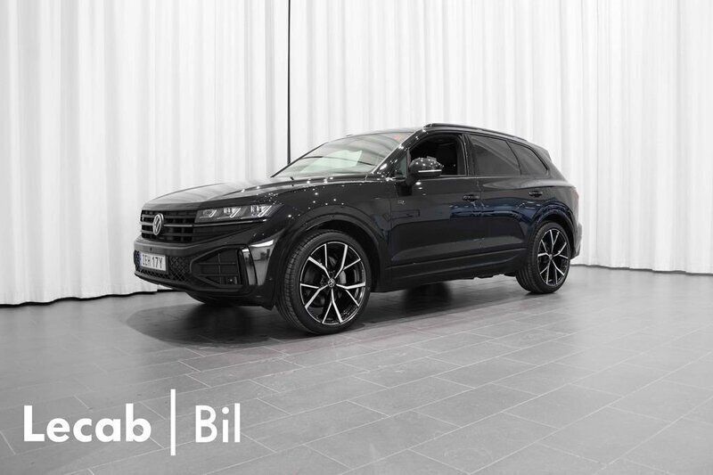 Svart (grenadilla black metallic) Begagnad 2025 VW Touareg R-line SUV | 829 500 kr (Marknadspris) - Bild 1/4