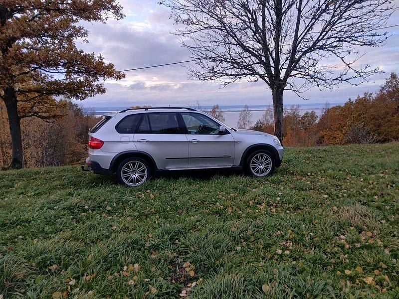 Grå Begagnad 2010 BMW X5 Sport Line SUV | 98 000 kr (Marknadspris) - Bild 1/4
