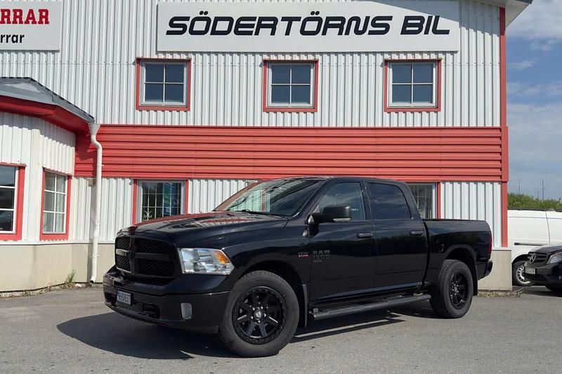 Svart Begagnad 2022 RAM 1500 Pickup | 469 900 kr (Marknadspris) - Bild 1/4