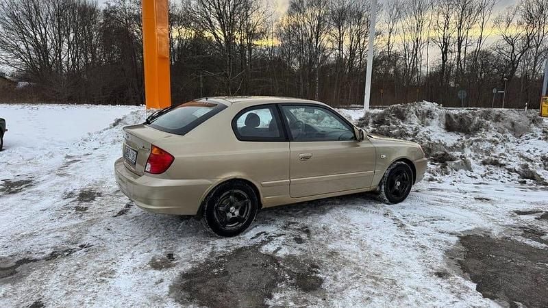 Begagnad Hyundai Accent 105 HK (77 kW) 2003 Gul Halvkombi