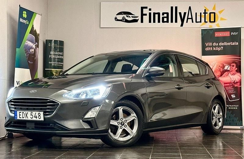 Grå Begagnad 2018 Ford Focus Titanium Halvkombi | 108 900 kr (Marknadspris) - Bild 1/4
