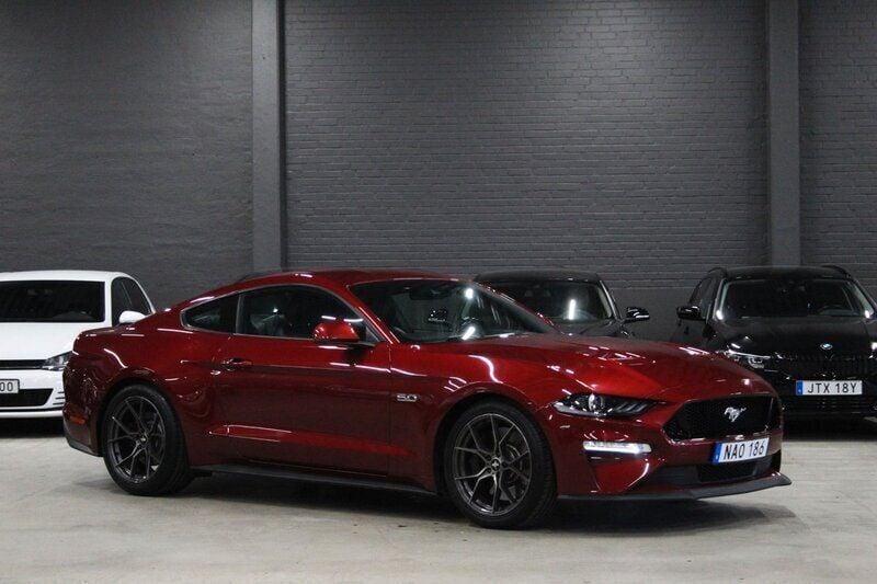 Röd (röd metallic) Begagnad 2018 Ford Mustang GT Fastback Sportkupé | 429 900 kr (Marknadspris) - Bild 1/4