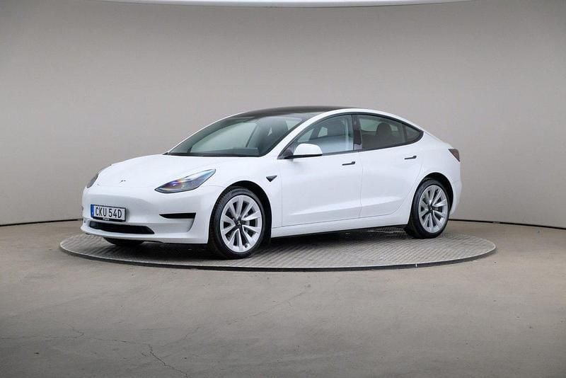 Vit (multicoat vit (pärl)) Begagnad 2022 Tesla Model 3 Standard Range Sedan | 315 000 kr (Marknadspris) - Bild 1/4