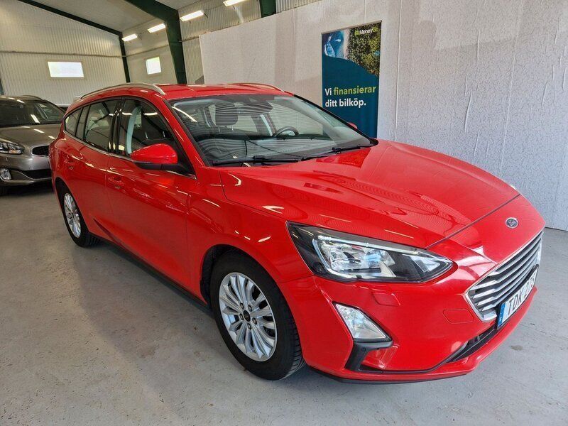 Röd Begagnad 2021 Ford Focus Titanium Kombi | 139 900 kr - Bild 1/4