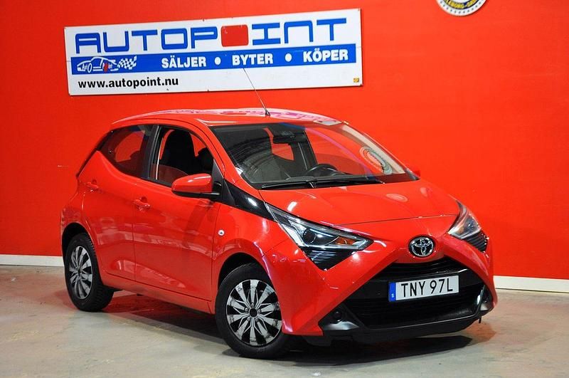 Röd Begagnad 2022 Toyota Aygo X-play Halvkombi | 98 700 kr - Bild 1/4