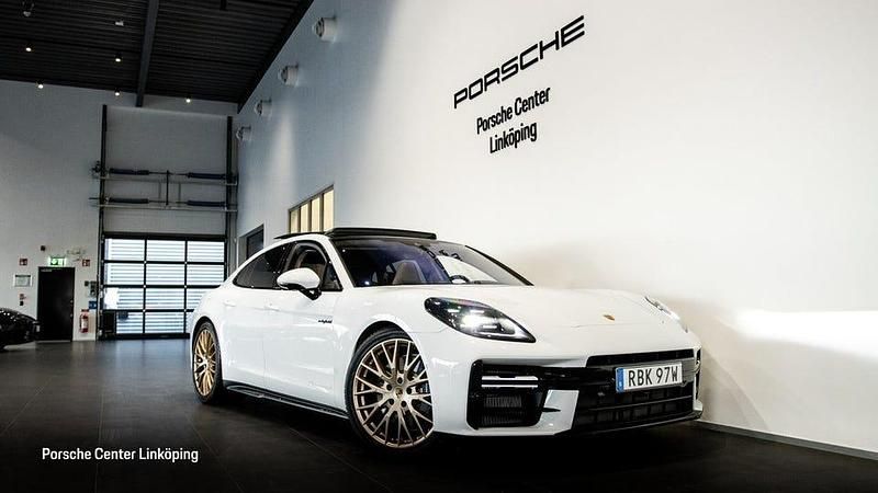 Vit Begagnad 2024 Porsche Panamera 4 Sedan | 1 449 000 kr - Bild 1/4