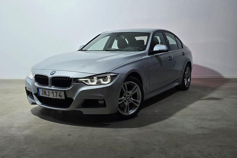 Silver Begagnad 2016 BMW 320 M Sport Sedan | 208 700 kr (Marknadspris) - Bild 1/3