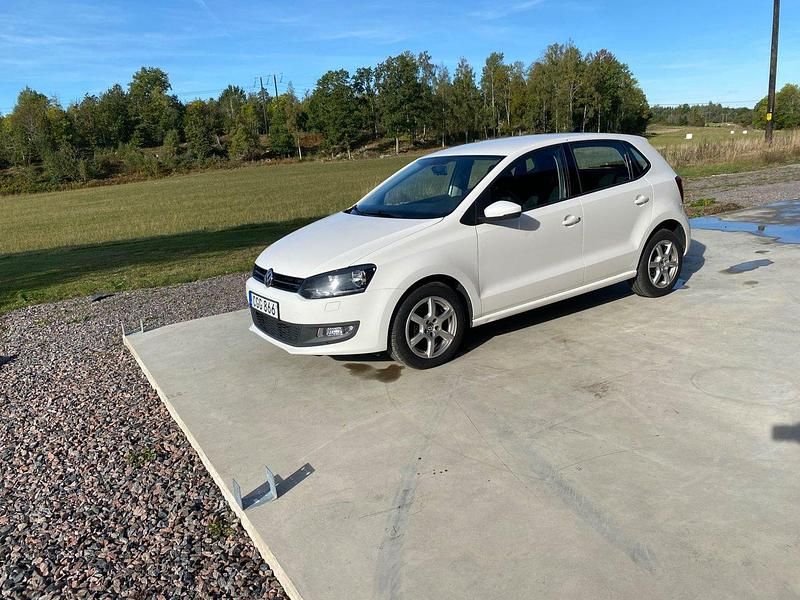 Vit Begagnad 2014 VW Polo Halvkombi | 76 500 kr (Marknadspris) - Bild 1/4