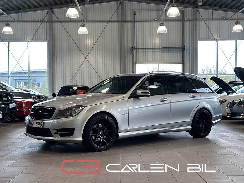 Silver (silver iridium metallic) Begagnad 2011 Mercedes C220 AMG Kombi | 124 900 kr (Marknadspris) - Bild 1/4