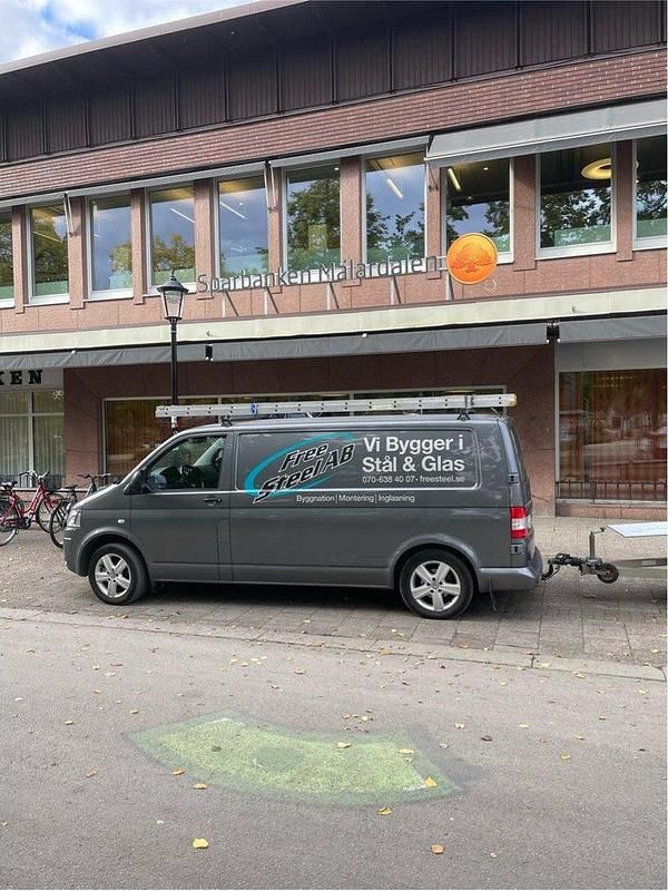 Grå Begagnad 2014 VW T5 Van | 129 000 kr - Bild 1/4