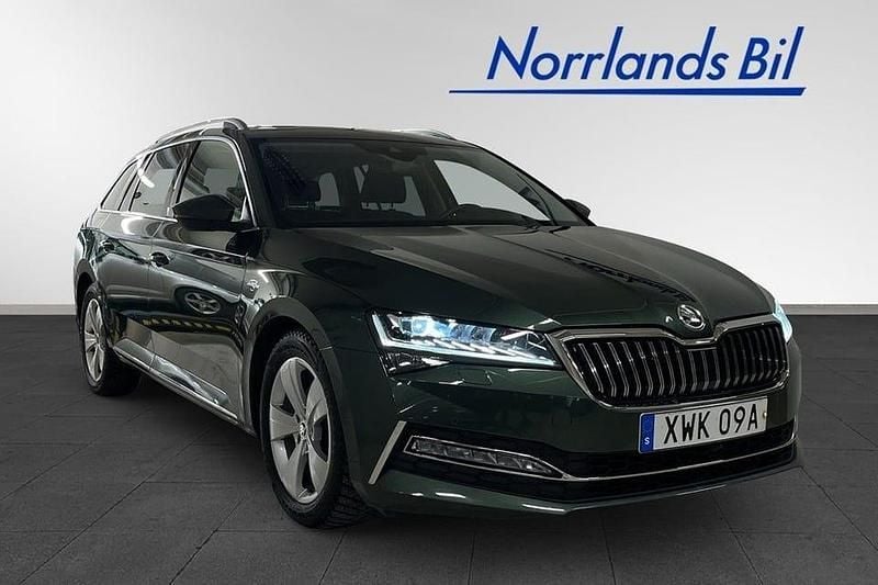 Emerald green metall Begagnad 2020 Skoda Superb LAURIN & KLEMENT Kombi | 299 000 kr (Marknadspris) - Bild 1/4