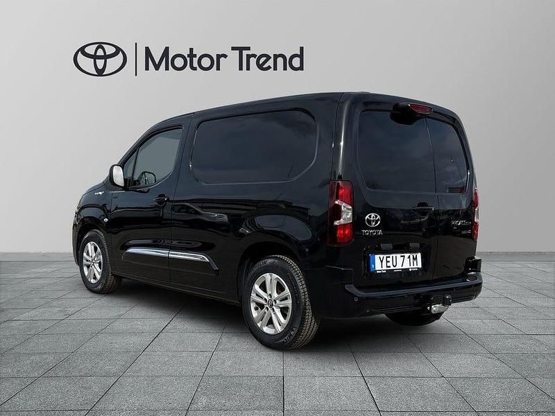Begagnad Toyota Proace City City 100 kW (136 HK) 2022 Svart Minibuss