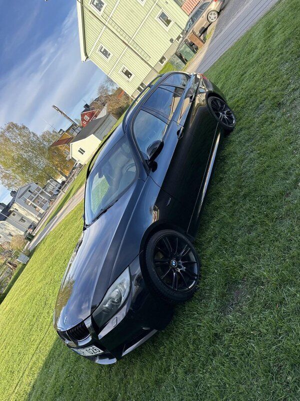 Svart Begagnad 2008 BMW 325 Comfort Edition Kombi | 61 995 kr (Marknadspris) - Bild 1/4