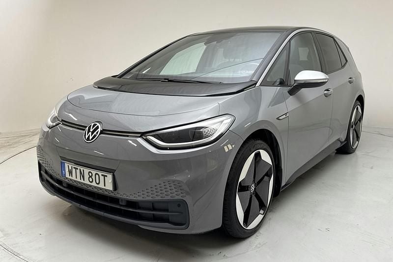 Grå Begagnad 2021 VW ID.3 Pro Halvkombi | 248 000 kr (Marknadspris) - Bild 1/4