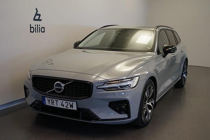 Grå Begagnad 2024 Volvo V60 Plus Kombi | 389 500 kr (Marknadspris) - Bild 1/3