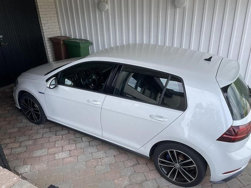Vit Begagnad 2018 VW Golf VII GTE Halvkombi | 225 000 kr (Marknadspris) - Bild 1/4
