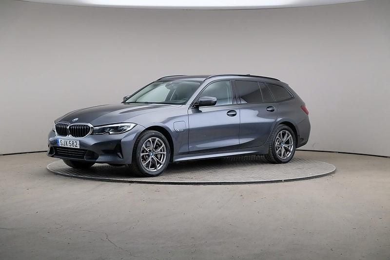 Grå Begagnad 2022 BMW 330e Sport Line Kombi | 289 000 kr (Superpris) - Bild 1/4