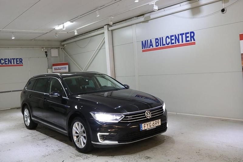 Svart Begagnad 2016 VW Passat GTE Kombi | 139 900 kr (Marknadspris) - Bild 1/3