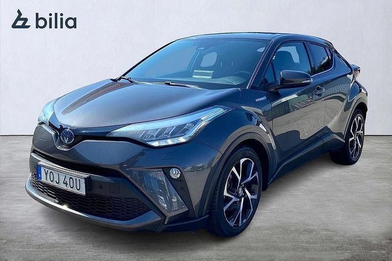Mörkgrå Begagnad 2021 Toyota C-HR Edition SUV | 259 900 kr (Marknadspris) - Bild 1/4