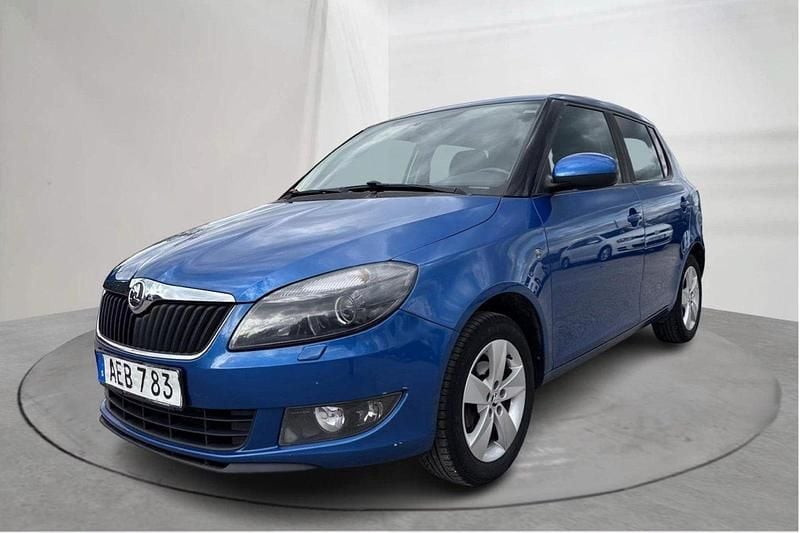 Blå Begagnad 2015 Skoda Fabia Ambiente Halvkombi | 49 000 kr (Marknadspris) - Bild 1/4