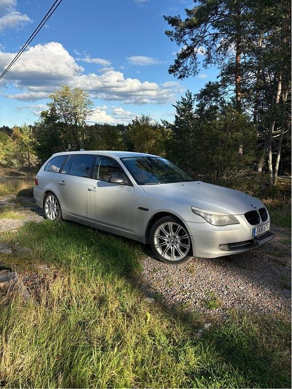 Silver Begagnad 2008 BMW 525 Kombi | 50 000 kr (Bra pris) - Bild 1/4