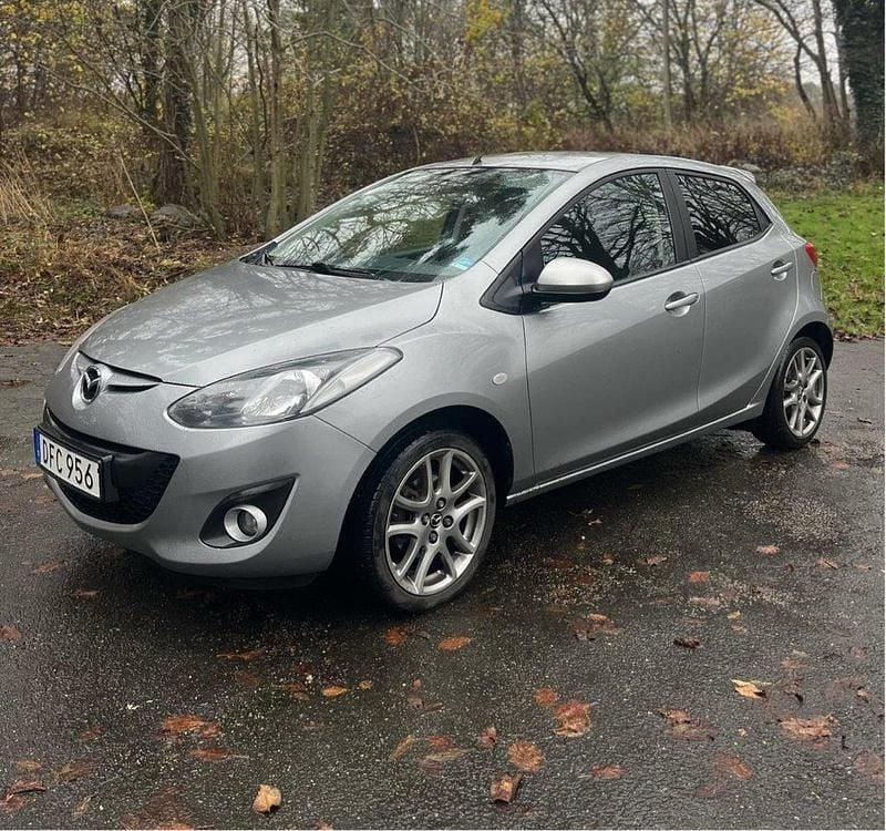 Grå Begagnad 2014 Mazda 2 Halvkombi | 55 000 kr (Marknadspris) - Bild 1/4