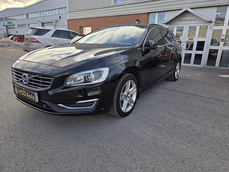 Begagnad Volvo V60 Momentum 231 HK (169 kW) 2017 Svart Kombi
