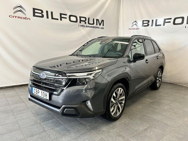 Grå Begagnad 2024 Subaru Forester SUV | 439 000 kr (Marknadspris) - Bild 1/4