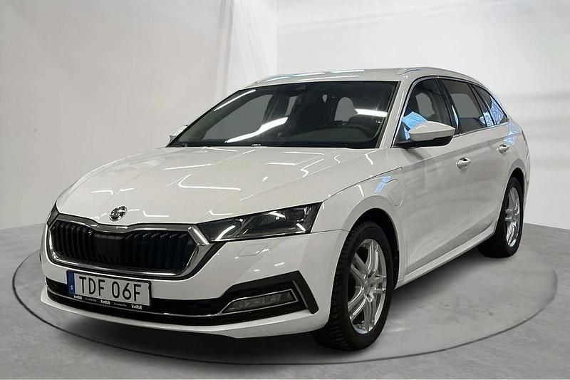 Vit Begagnad 2022 Skoda Octavia Kombi | 215 000 kr (Superpris) - Bild 1/4
