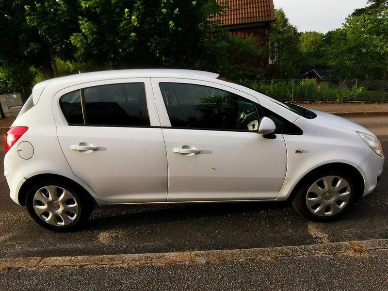 Vit Begagnad 2008 Opel Corsa Halvkombi | 28 000 kr (Marknadspris) - Bild 1/4