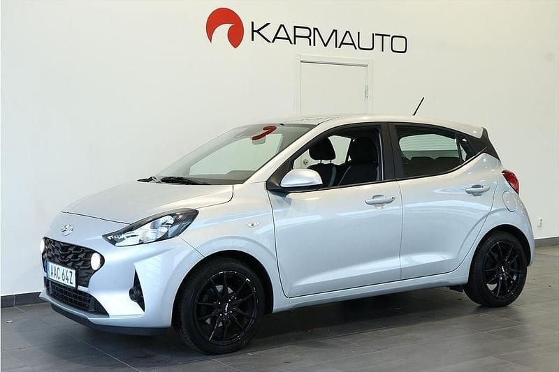 Grå Begagnad 2022 Hyundai i10 Halvkombi | 129 000 kr (Marknadspris) - Bild 1/4