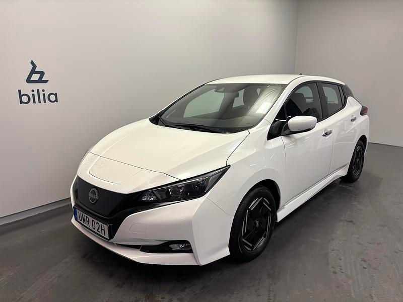 Vit Begagnad 2023 Nissan Leaf Acenta Halvkombi | 179 000 kr (Marknadspris) - Bild 1/4