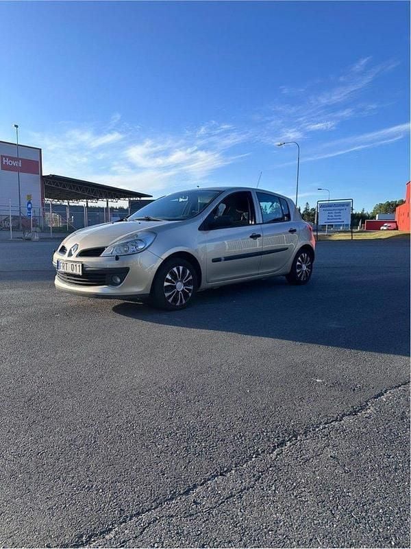 Brun Begagnad 2008 Renault Clio R.S. Halvkombi | 24 500 kr (Marknadspris) - Bild 1/4