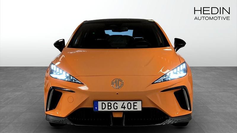 Begagnad MG MG4 EV Luxury 150 kW (204 HK) 2022 Orange Halvkombi