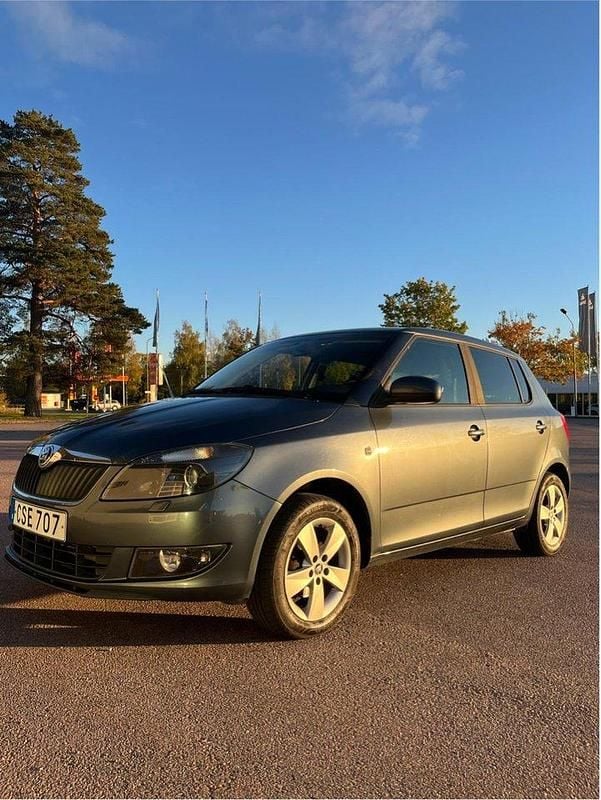 Silver Begagnad 2015 Skoda Fabia Ambiente Halvkombi | 65 000 kr (Marknadspris) - Bild 1/4