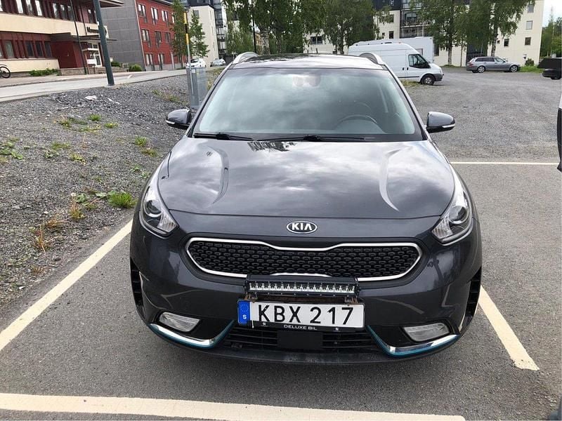 Grå Begagnad 2018 Kia Niro Advance SUV | 139 000 kr (Marknadspris) - Bild 1/4