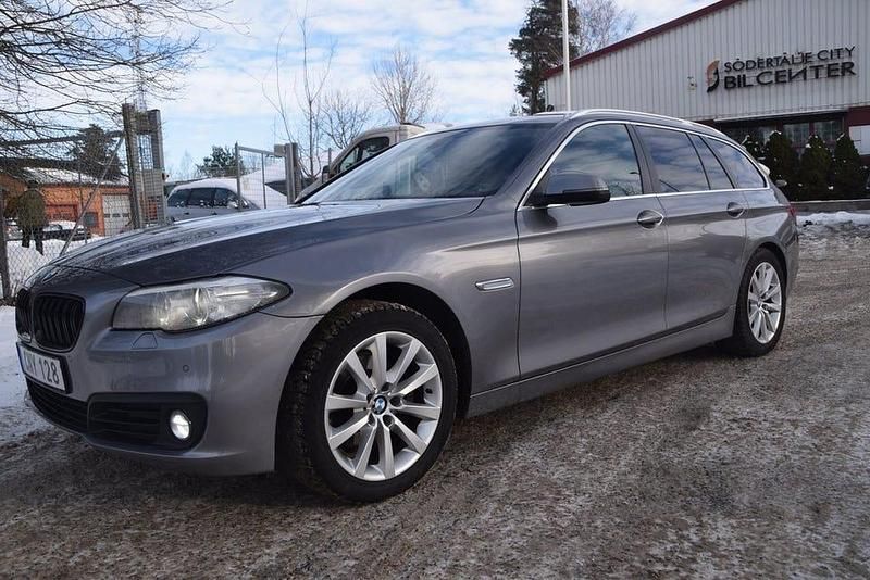 Grå Begagnad 2014 BMW 520 Kombi | 149 900 kr (Marknadspris) - Bild 1/4