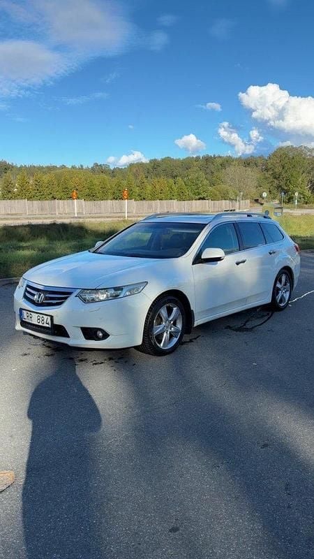 Vit Begagnad 2012 Honda Accord Executive Kombi | 67 500 kr (Marknadspris) - Bild 1/4