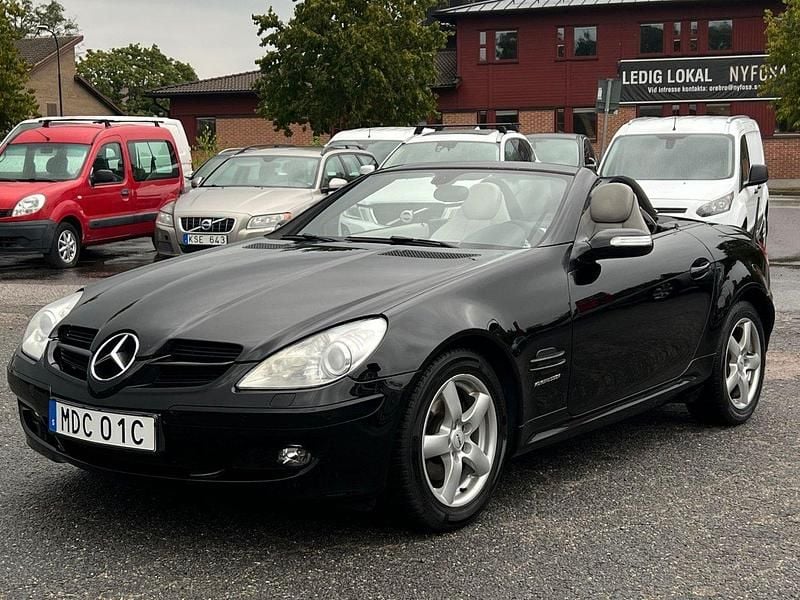 Svart Begagnad 2004 Mercedes SLK200 Cab | 129 900 kr (Marknadspris) - Bild 1/4