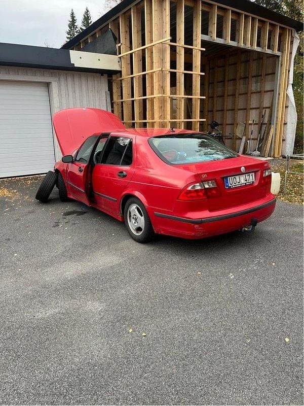 Röd Begagnad 2004 Saab 9-5 Vector Sedan | 1 500 kr (Superpris) - Bild 1/4