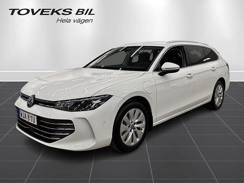 Vit Begagnad 2024 VW Passat Kombi | 449 000 kr (Marknadspris) - Bild 1/4