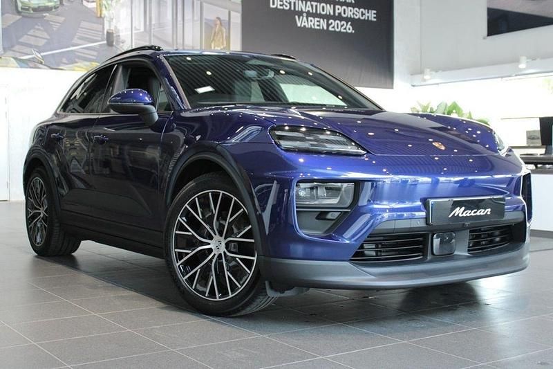 Blå (gentian blue metallic) Ny 2025 Porsche Macan SUV | 1 189 800 kr (Marknadspris) - Bild 1/4